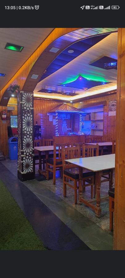 New Zum Zum Hotel & Restaurant Сринагар Экстерьер фото